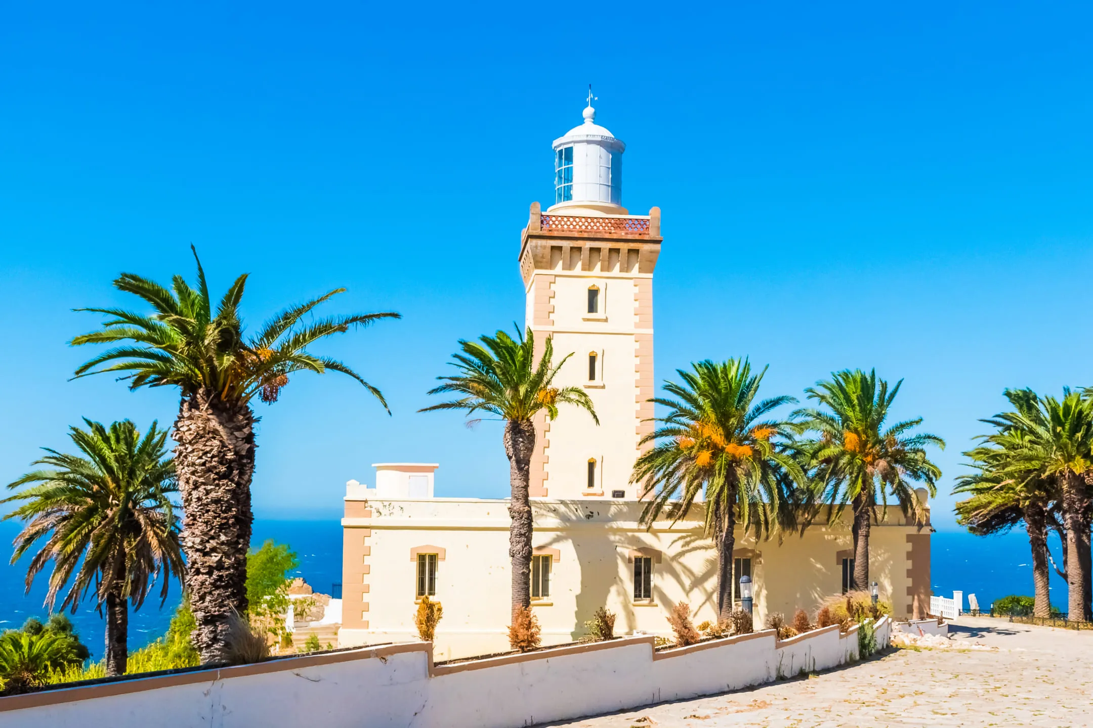 Маяк в окружении пальм