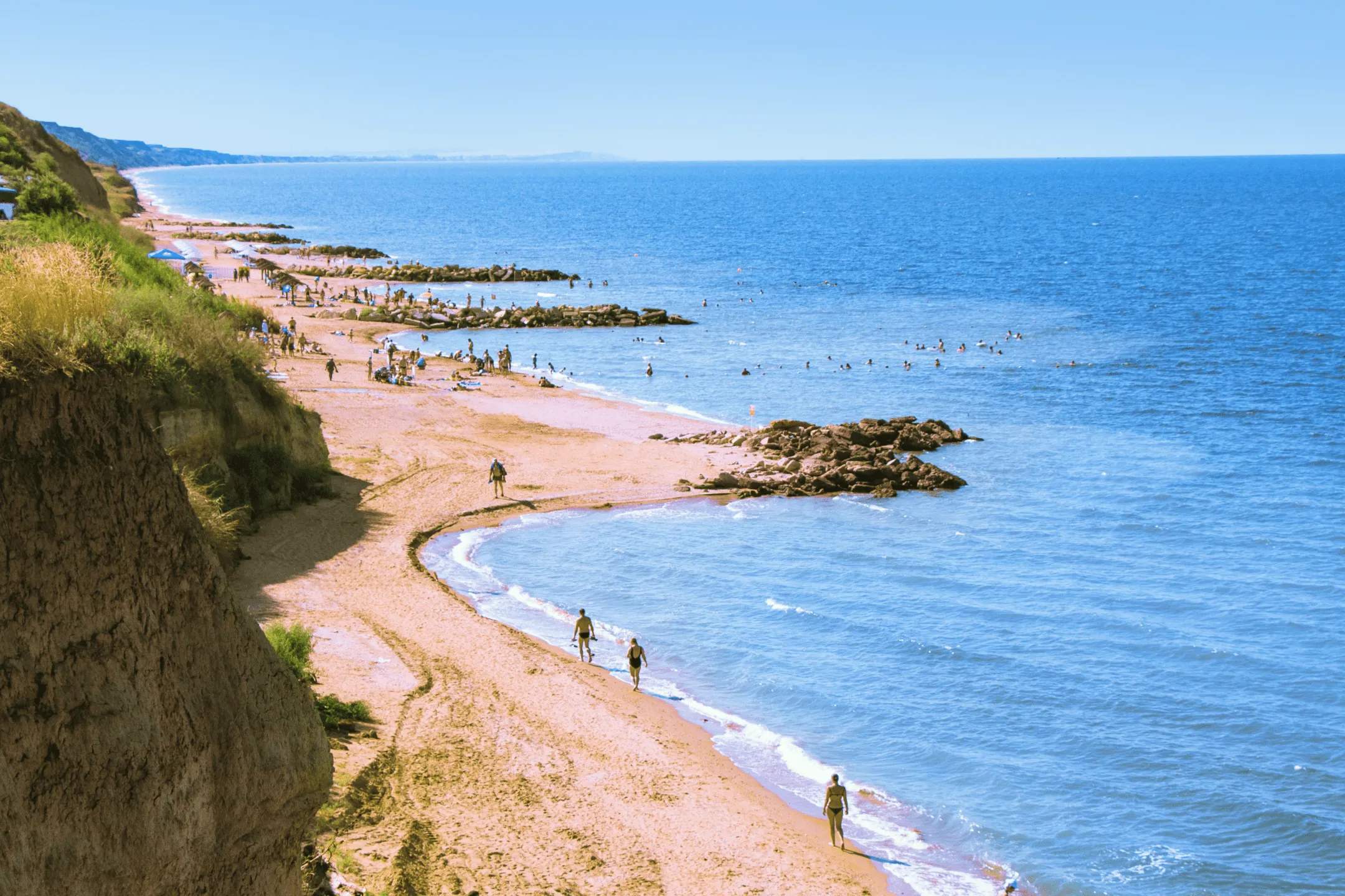 Люди отдыхают на побережье моря