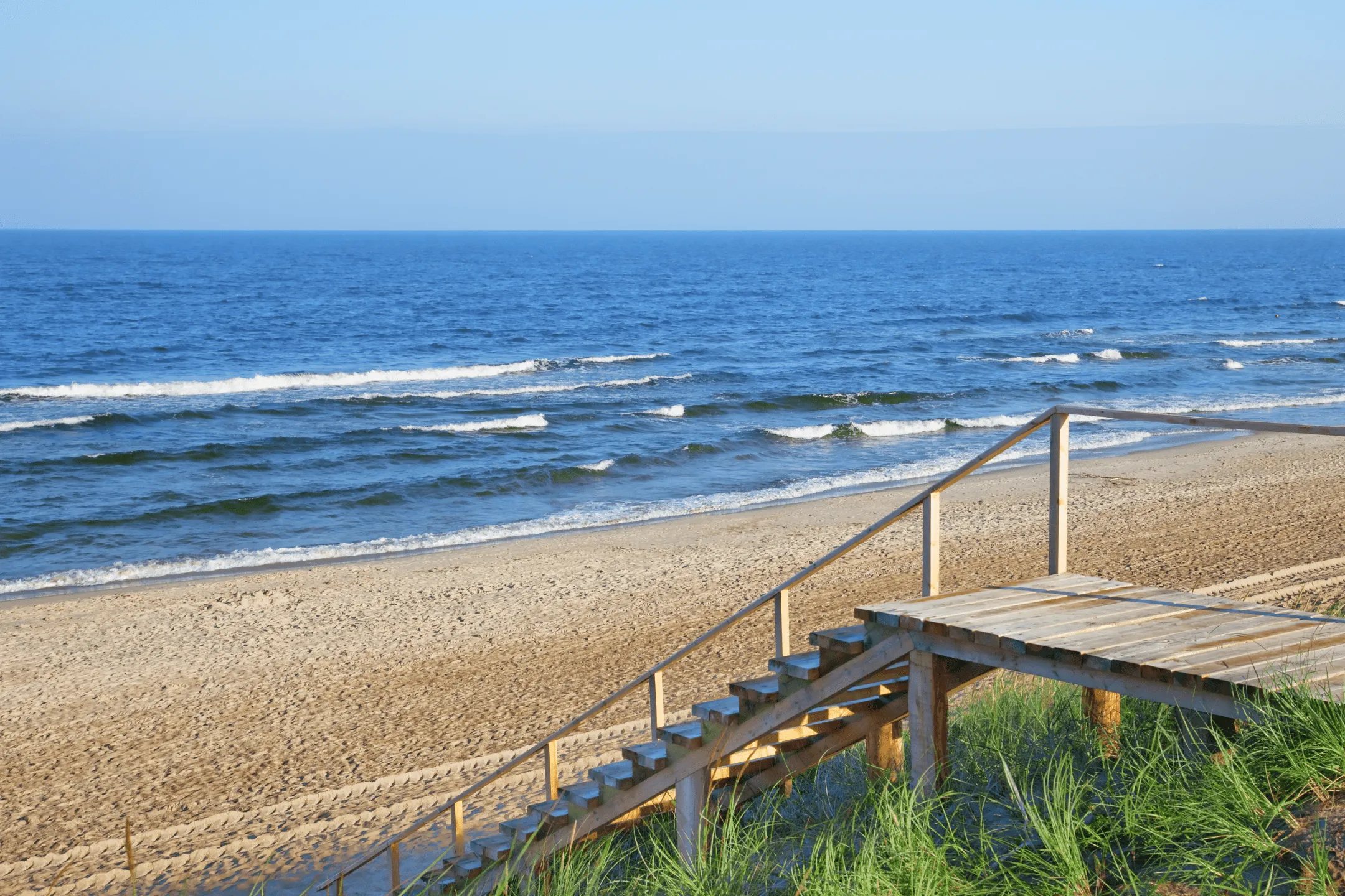 Ведущая к пляжу лестница