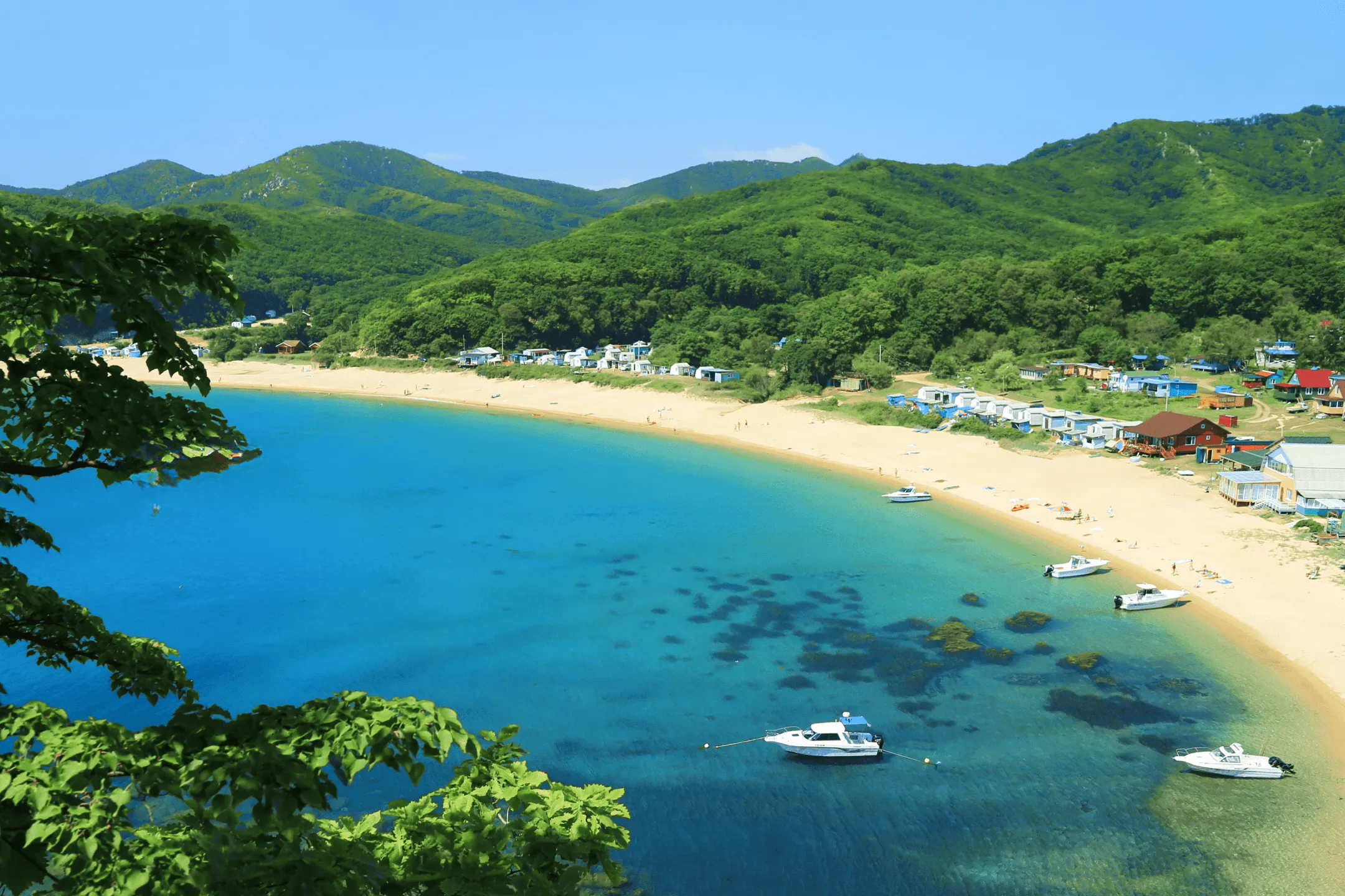 Прозрачное море в горах