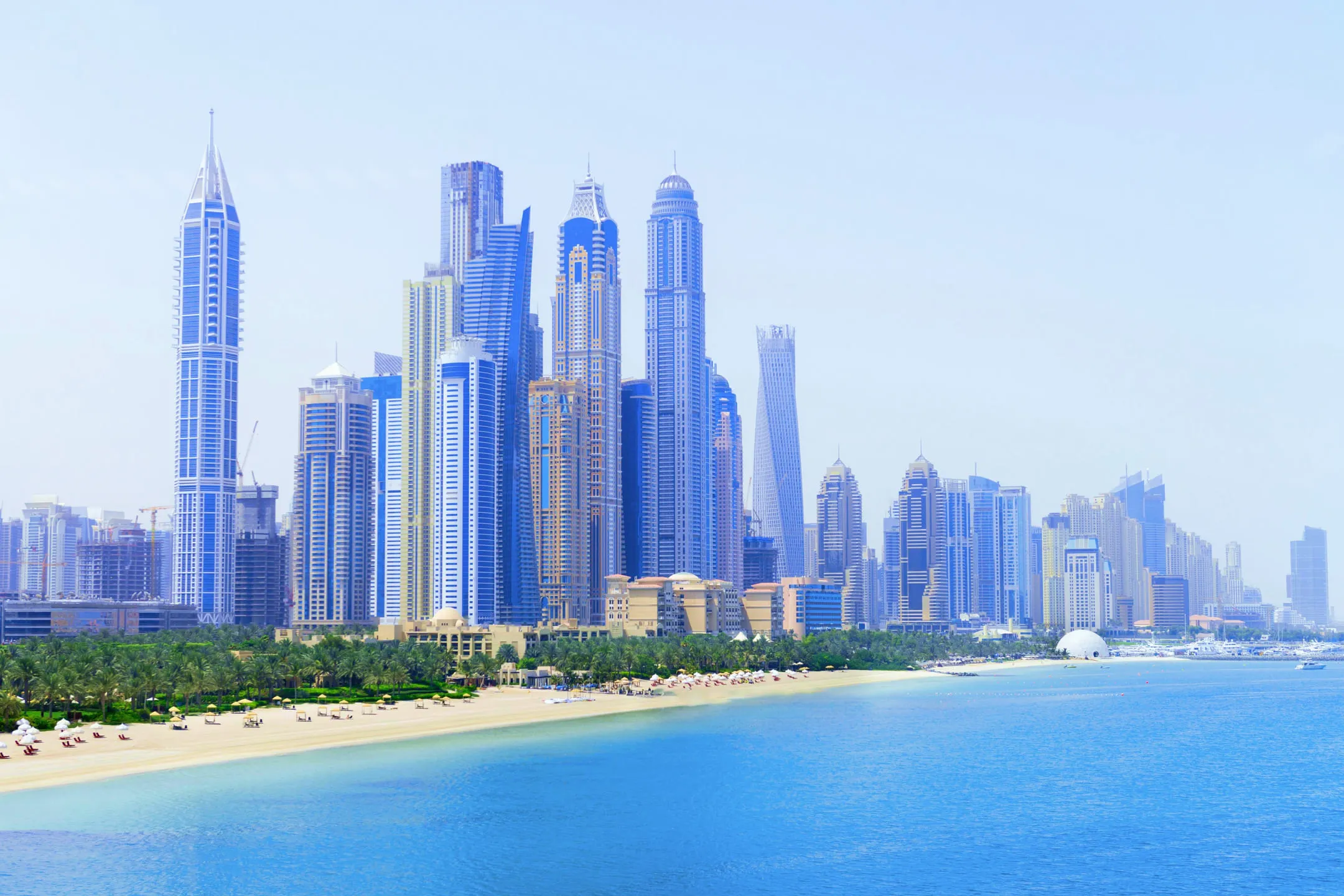 Многоэтажные здания на берегу моря