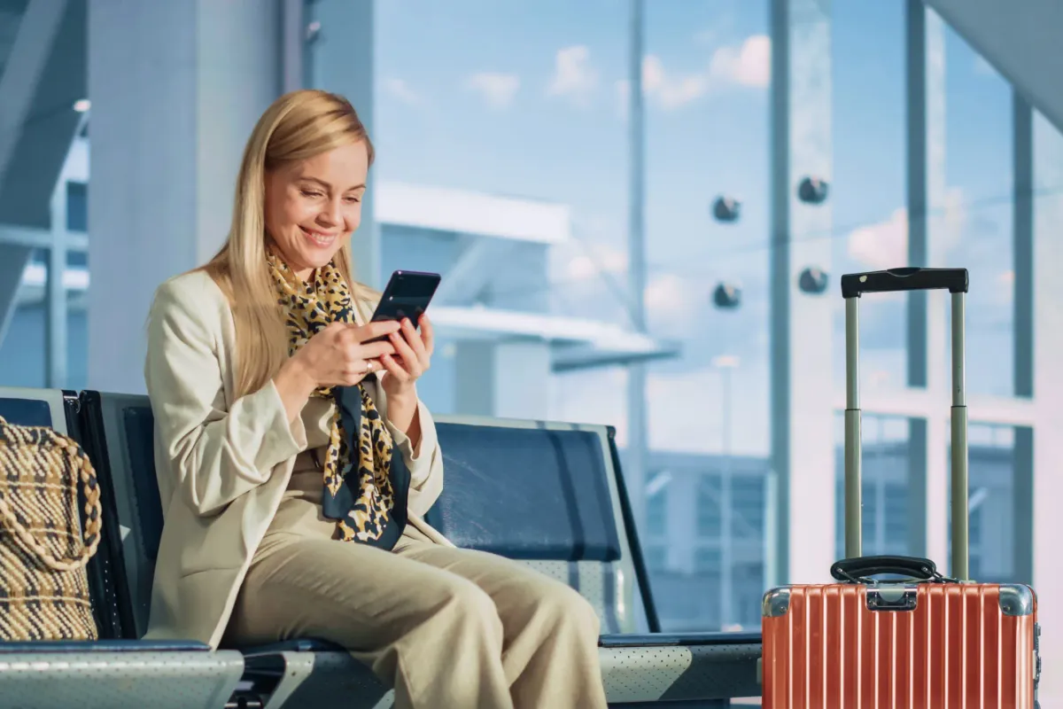 Девушка в аэропорту с телефоном