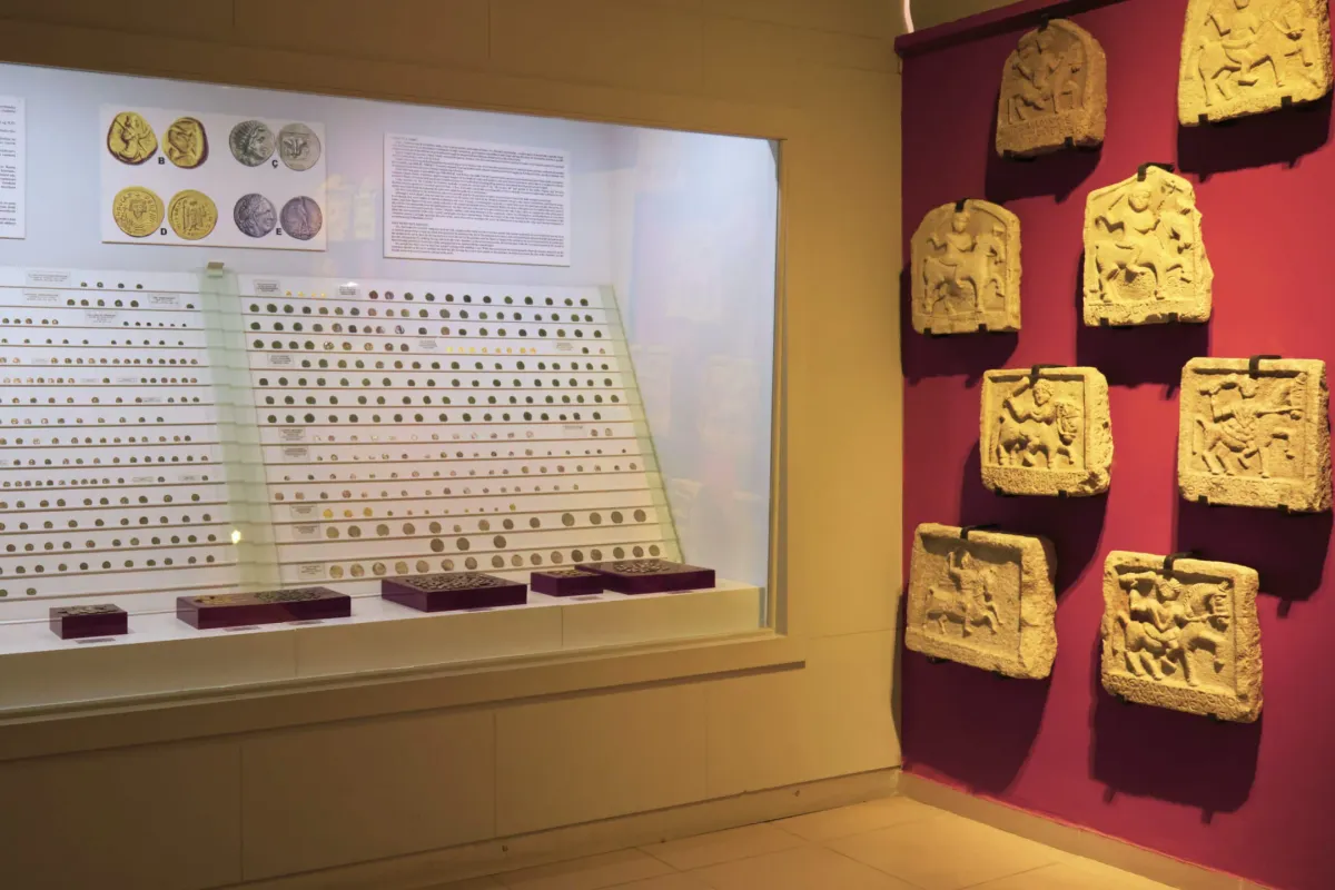 Древние монеты за витриной