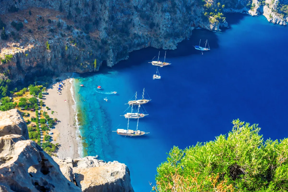 Лодки отплывают от побережья