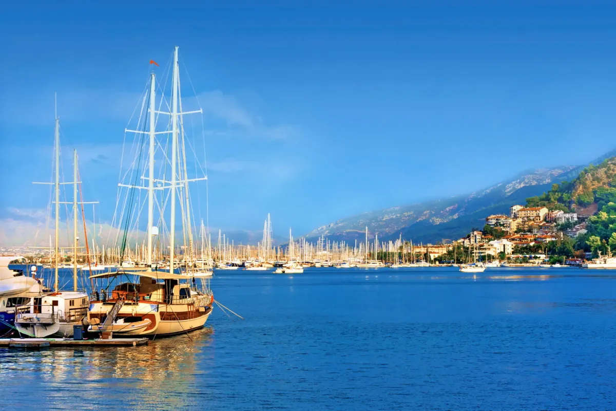 Парусные лодки на причале