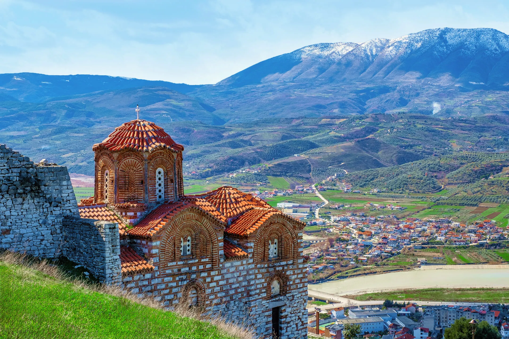 Вид на город с высоты гор