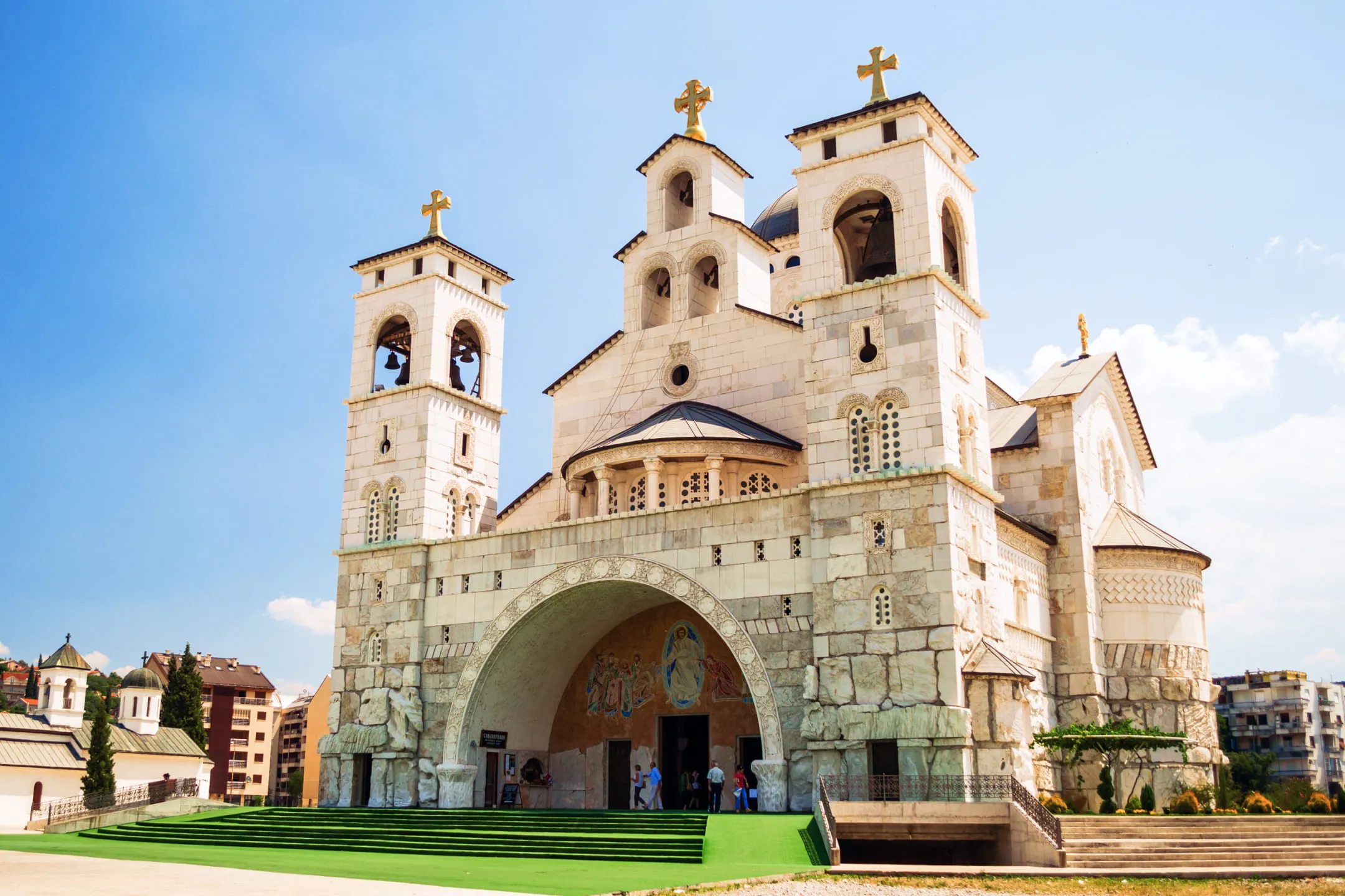 Небольшая церковь на возвышенности