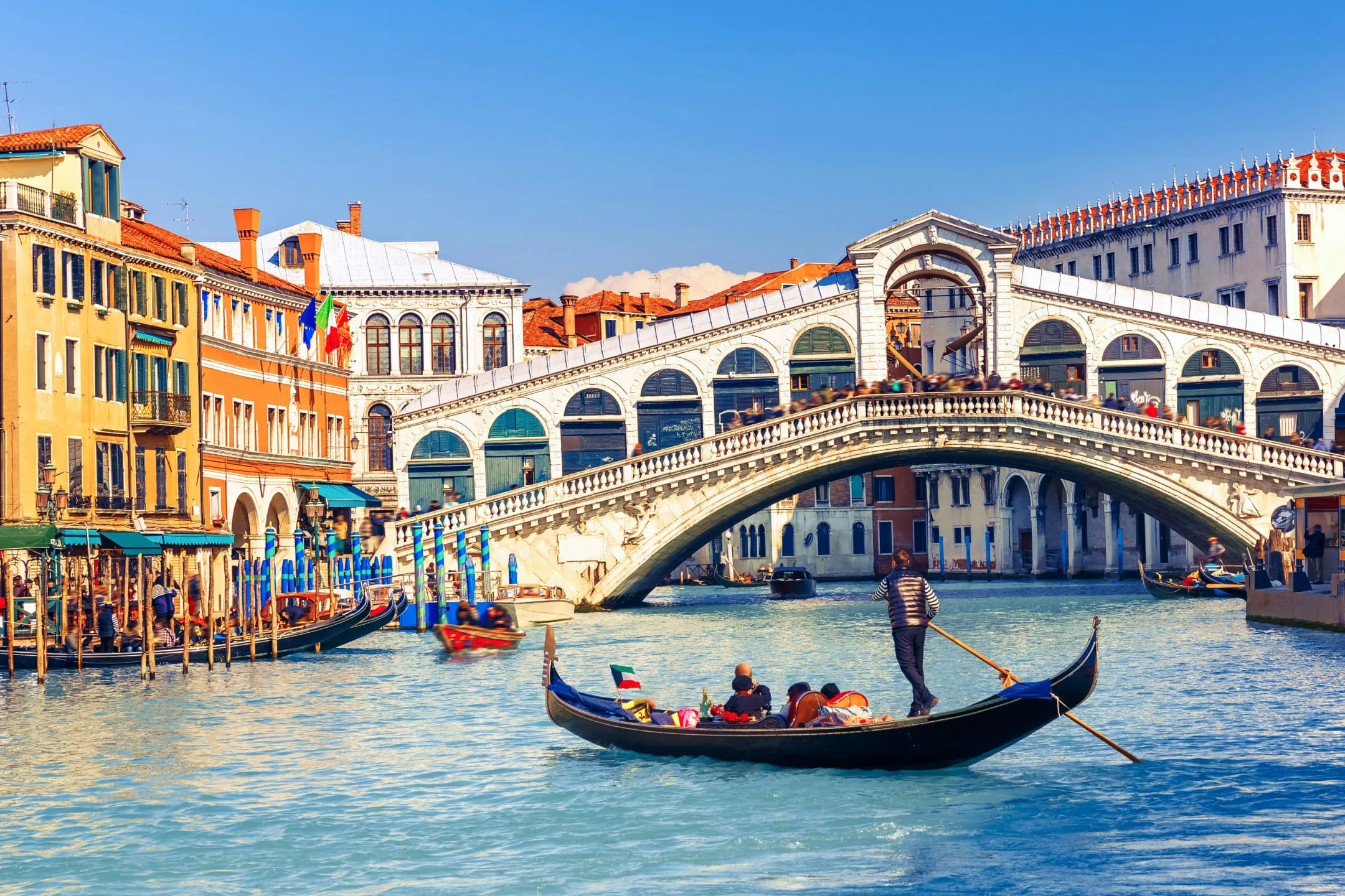 Лодка проплывает под мостом