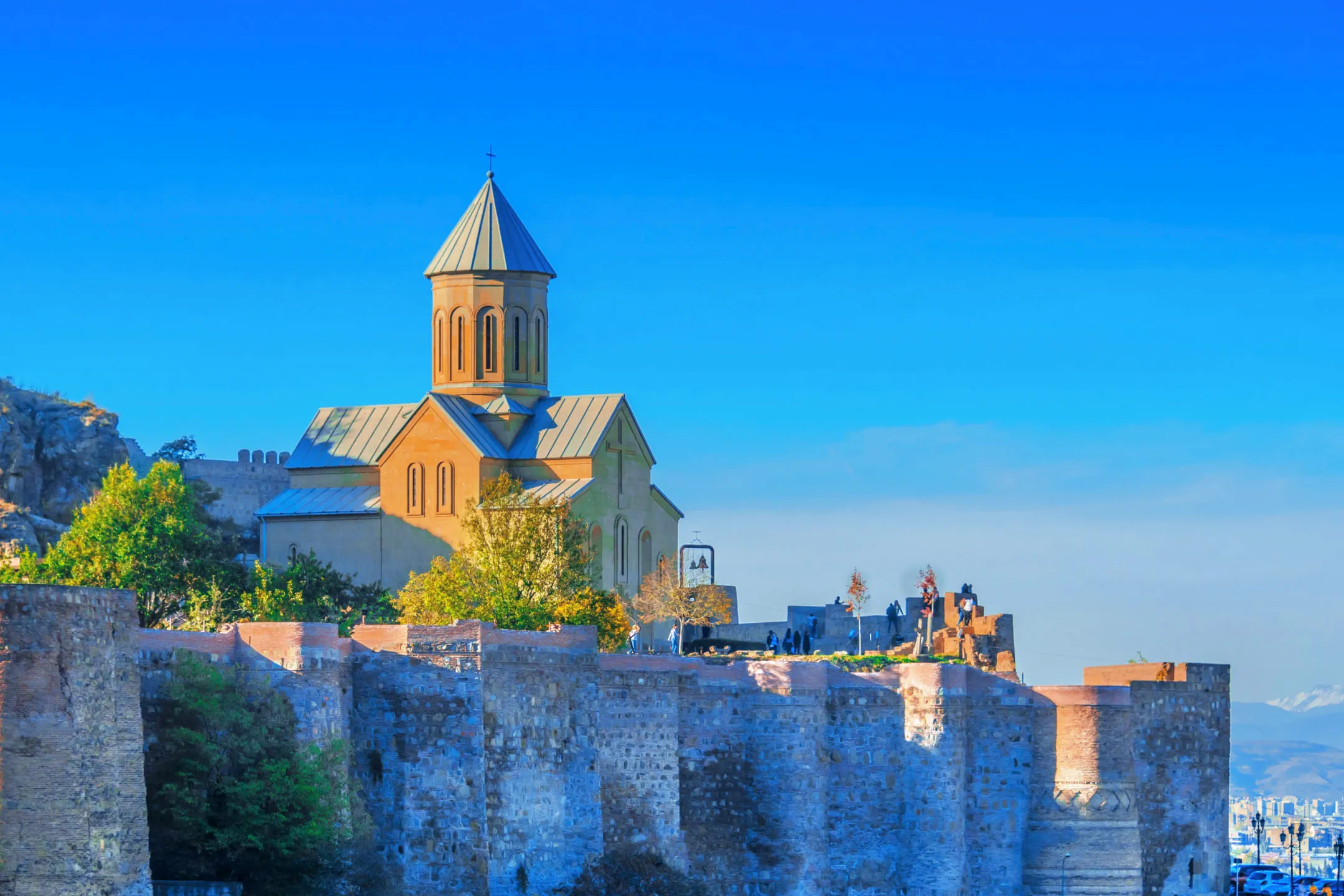 Церковь на рассвете в Грузии