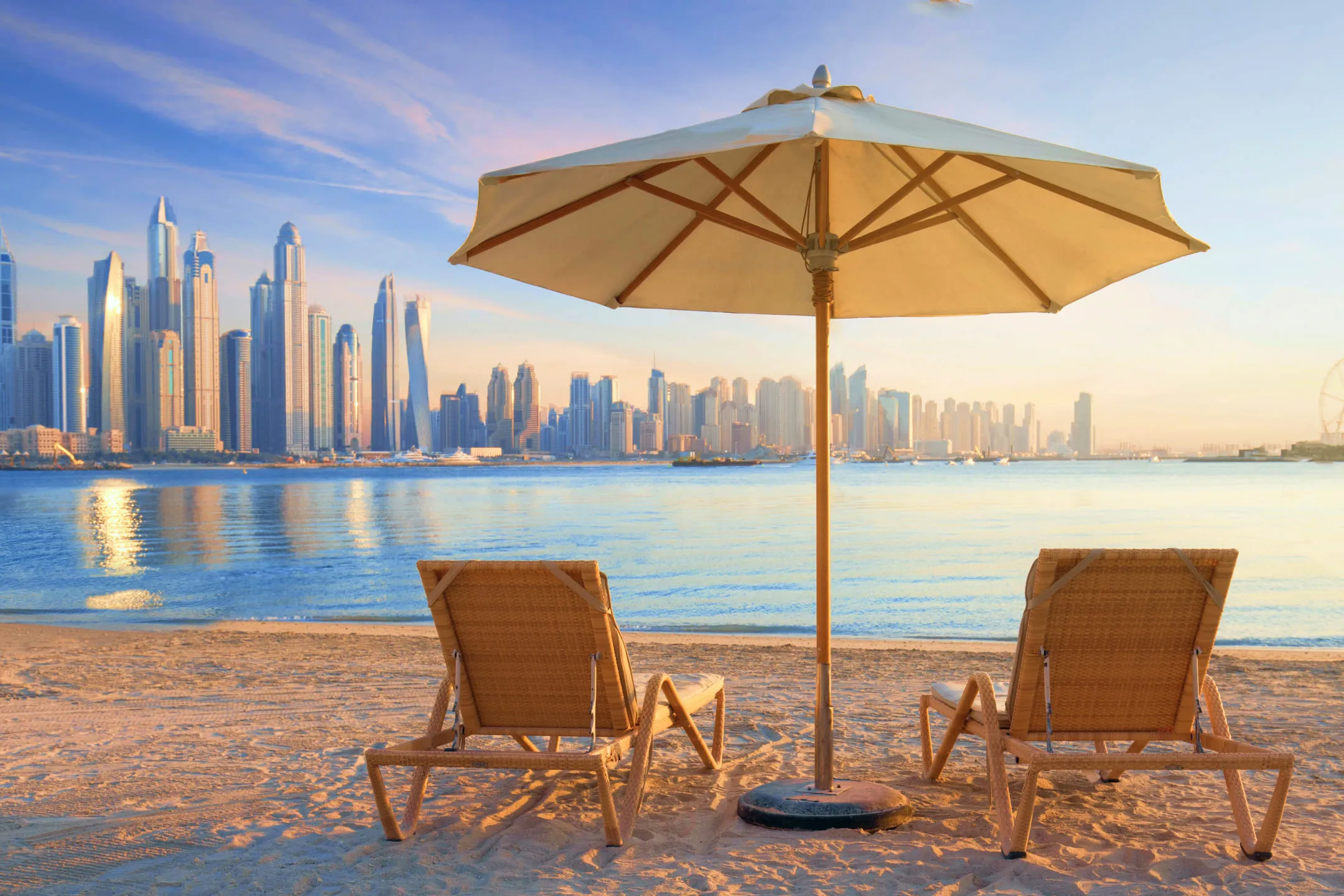 Два шезлонга с видом на море