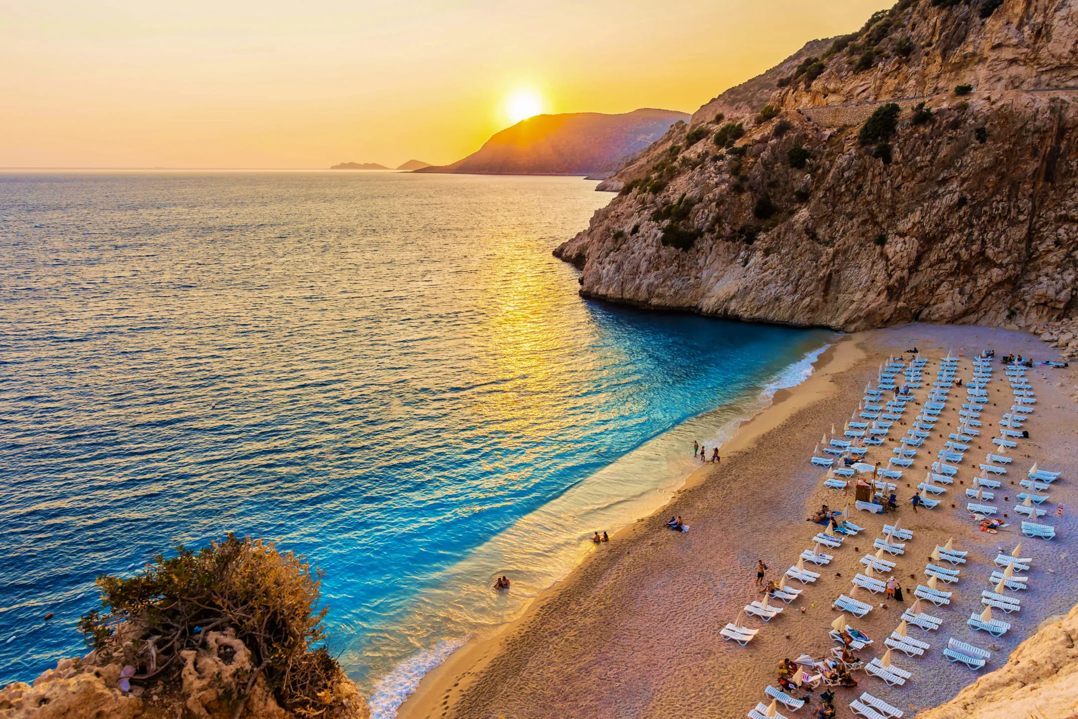 Отдыхающие на пляже в Турции