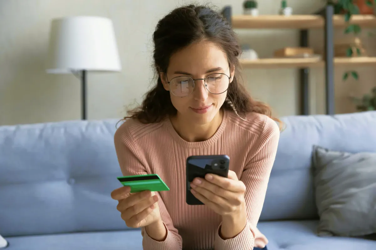 Девушка сверяет данные юанковской карты