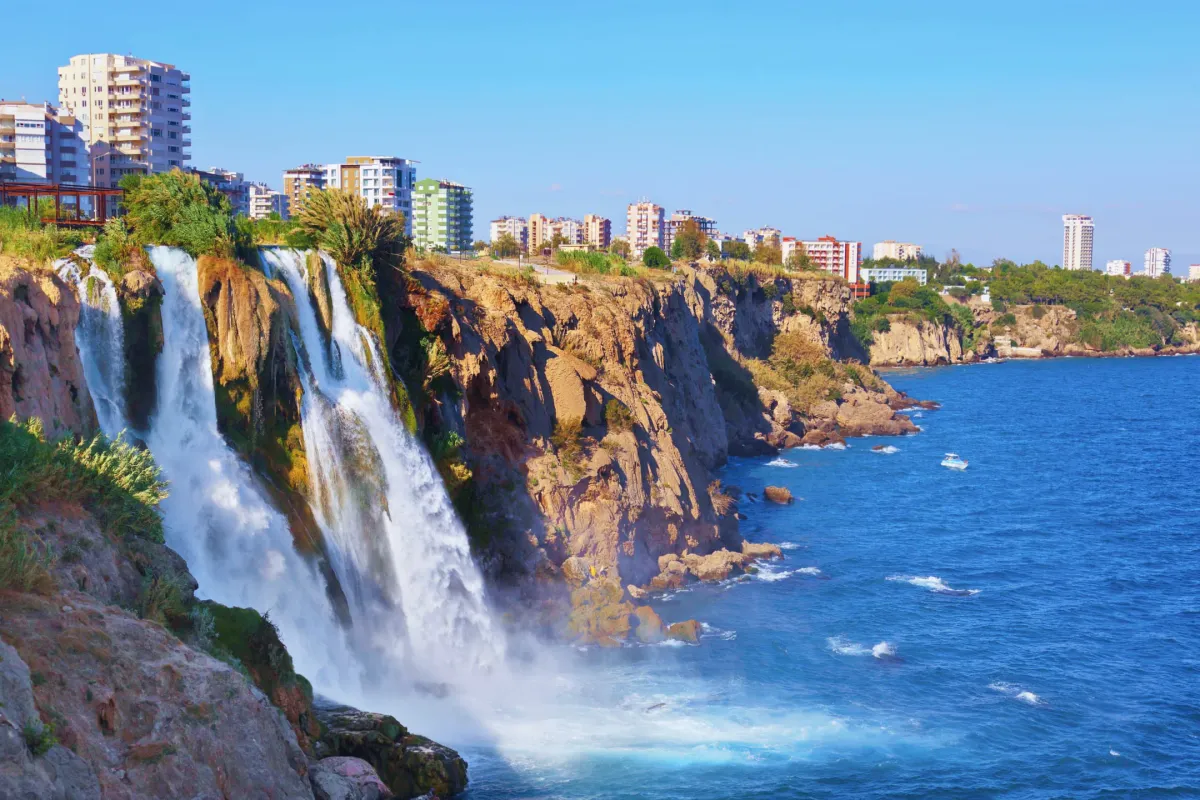 Город около водопада