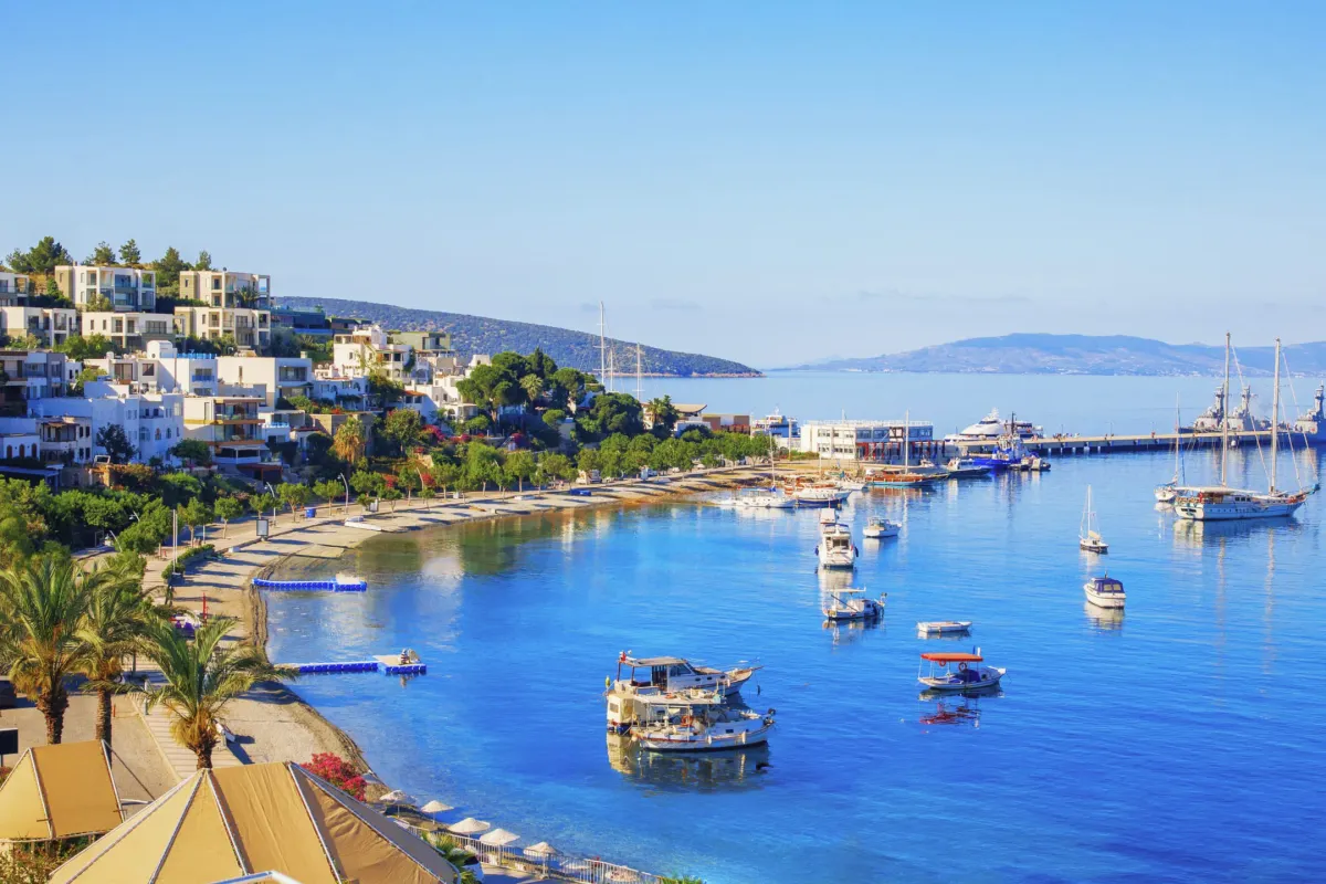 Лодки у морского побережья