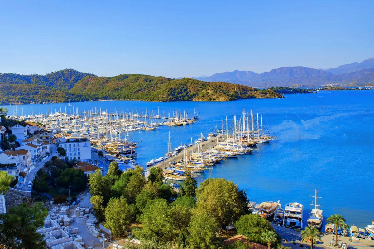 Парусные корабли стоят у причала