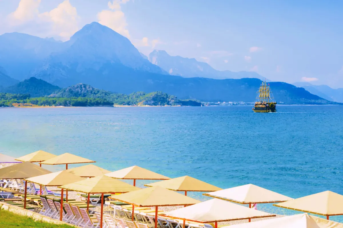 Парусная лодка отправляется в сторону гор