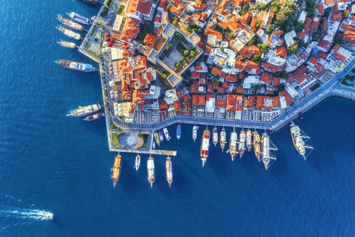 Набережная города с высоты птичьего полета