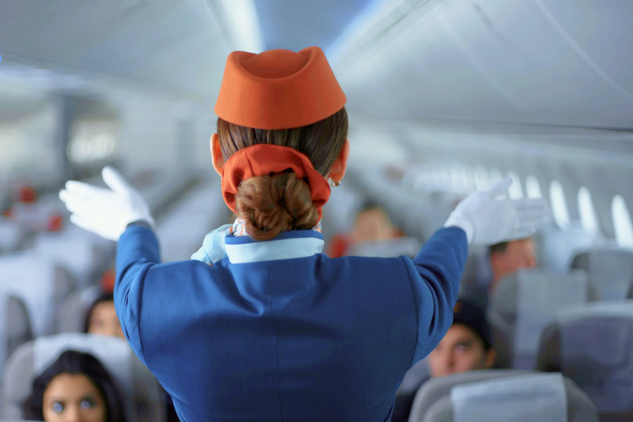 Бортпроводница рассказывает правила поведения в самолете