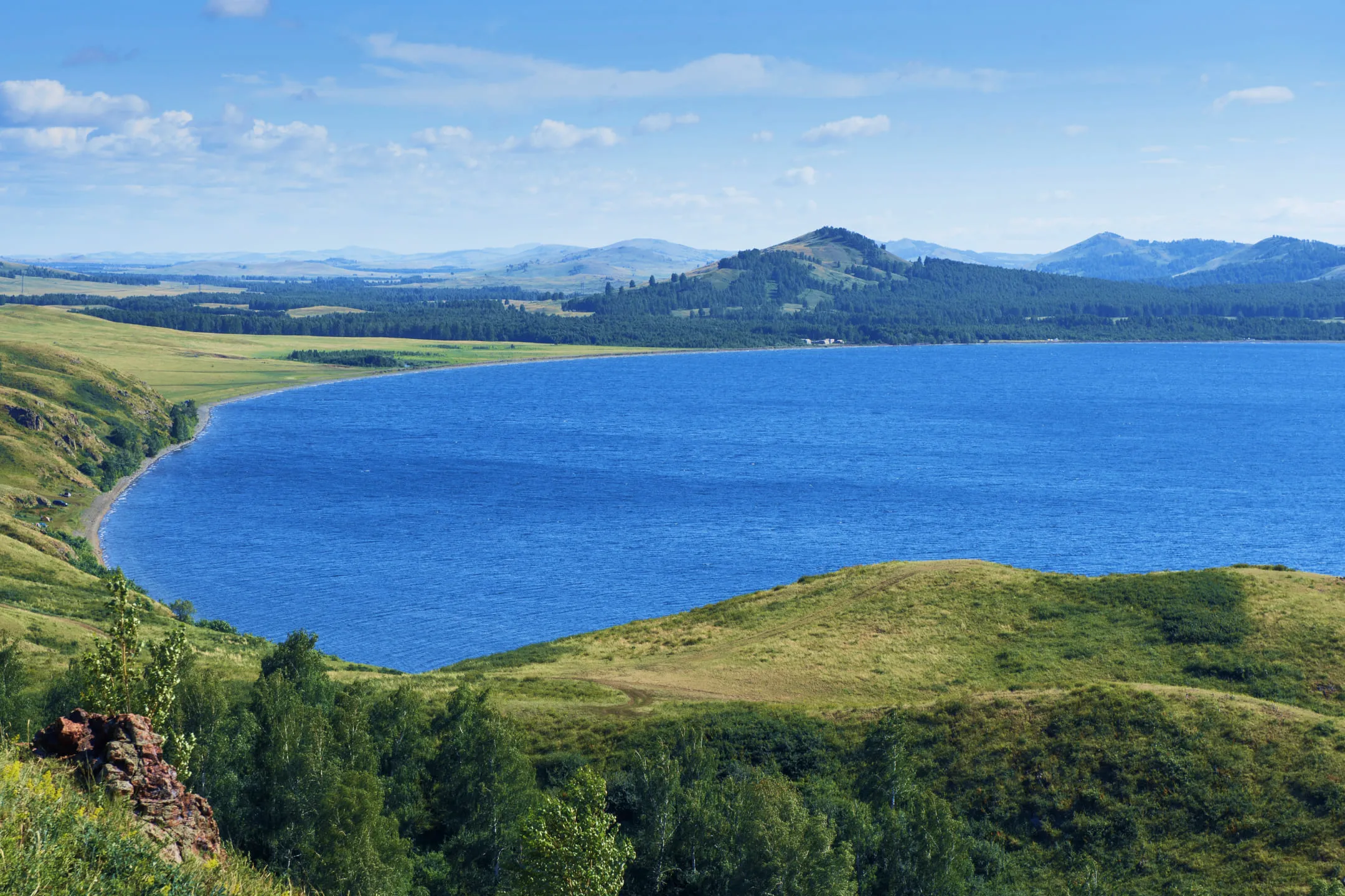 Вид на озеро с высоты птичьего полета