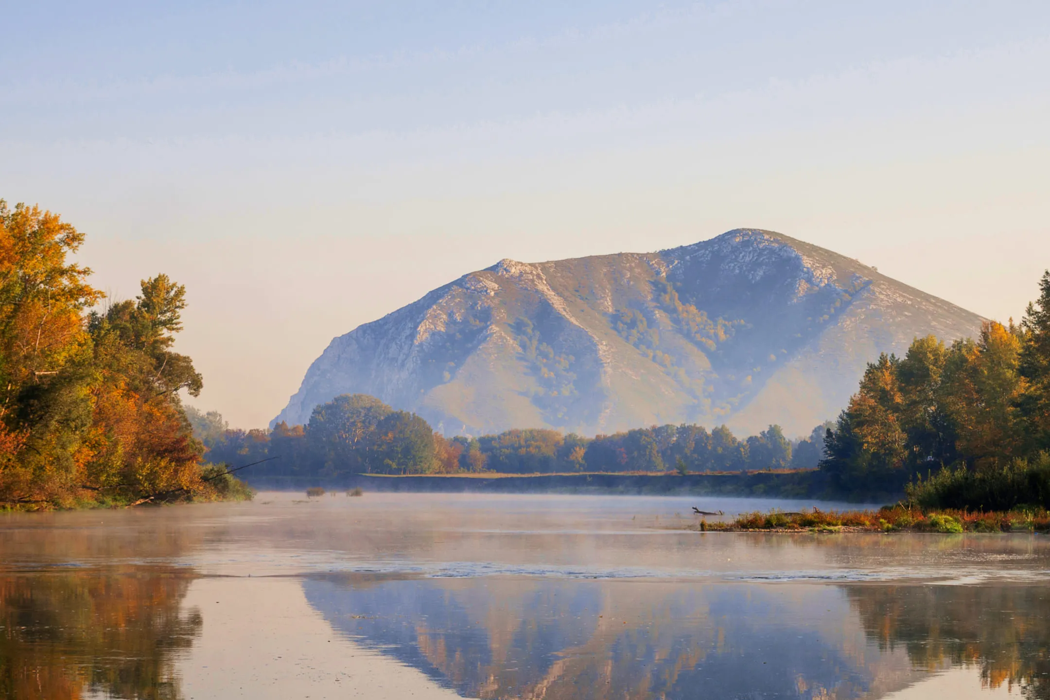 Гора около озера