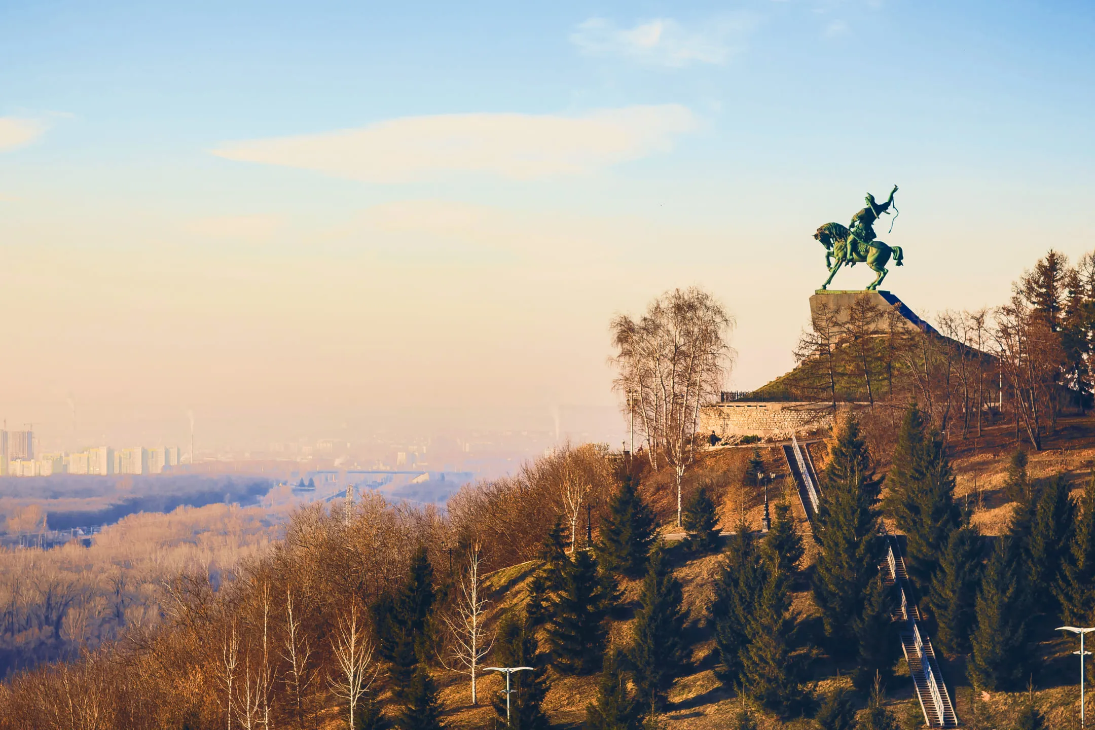 Памятник на обрыве