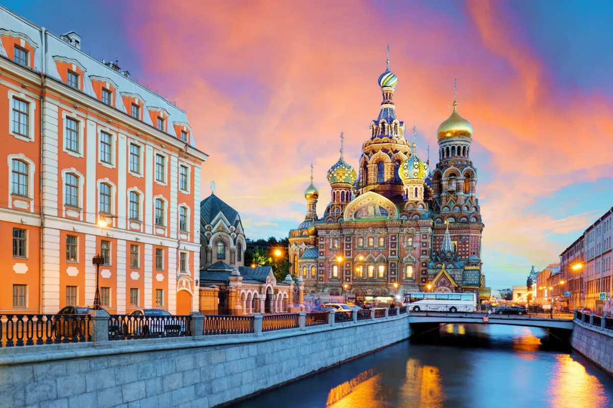 Храм с золотыми куполами на реке