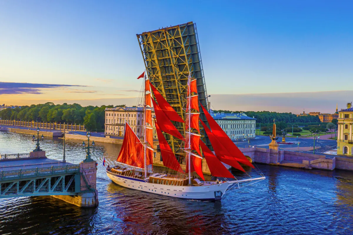 Корабль с алыми парусами проплывает под разведенным мостом