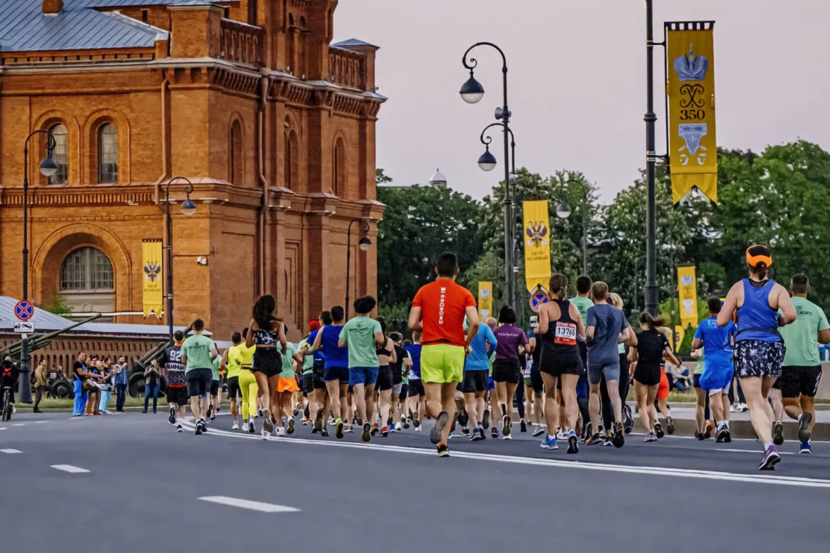 Люди участвуют в забеге