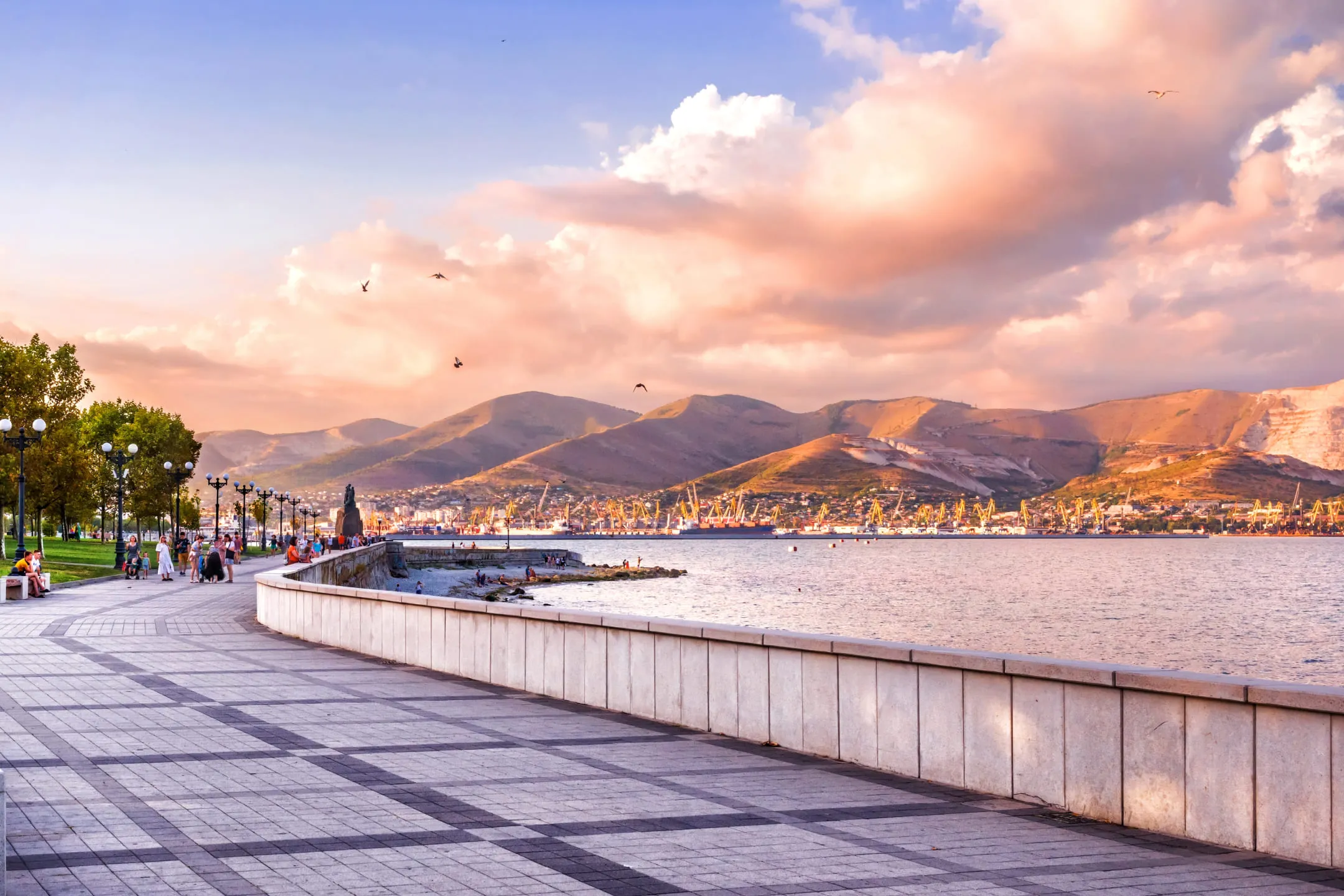 Набережная с видом на горы