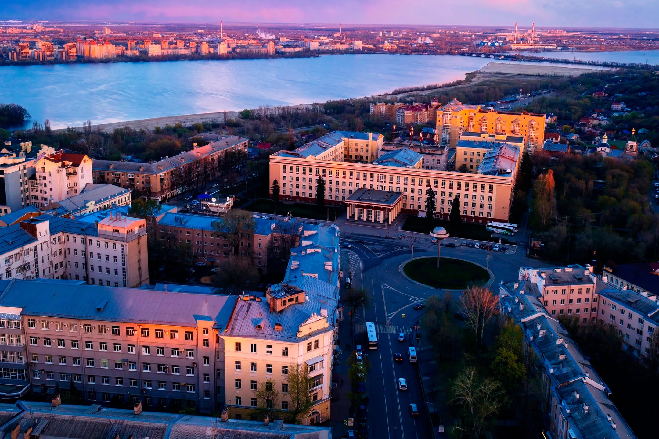 Белые дома в лучах закатного солнца