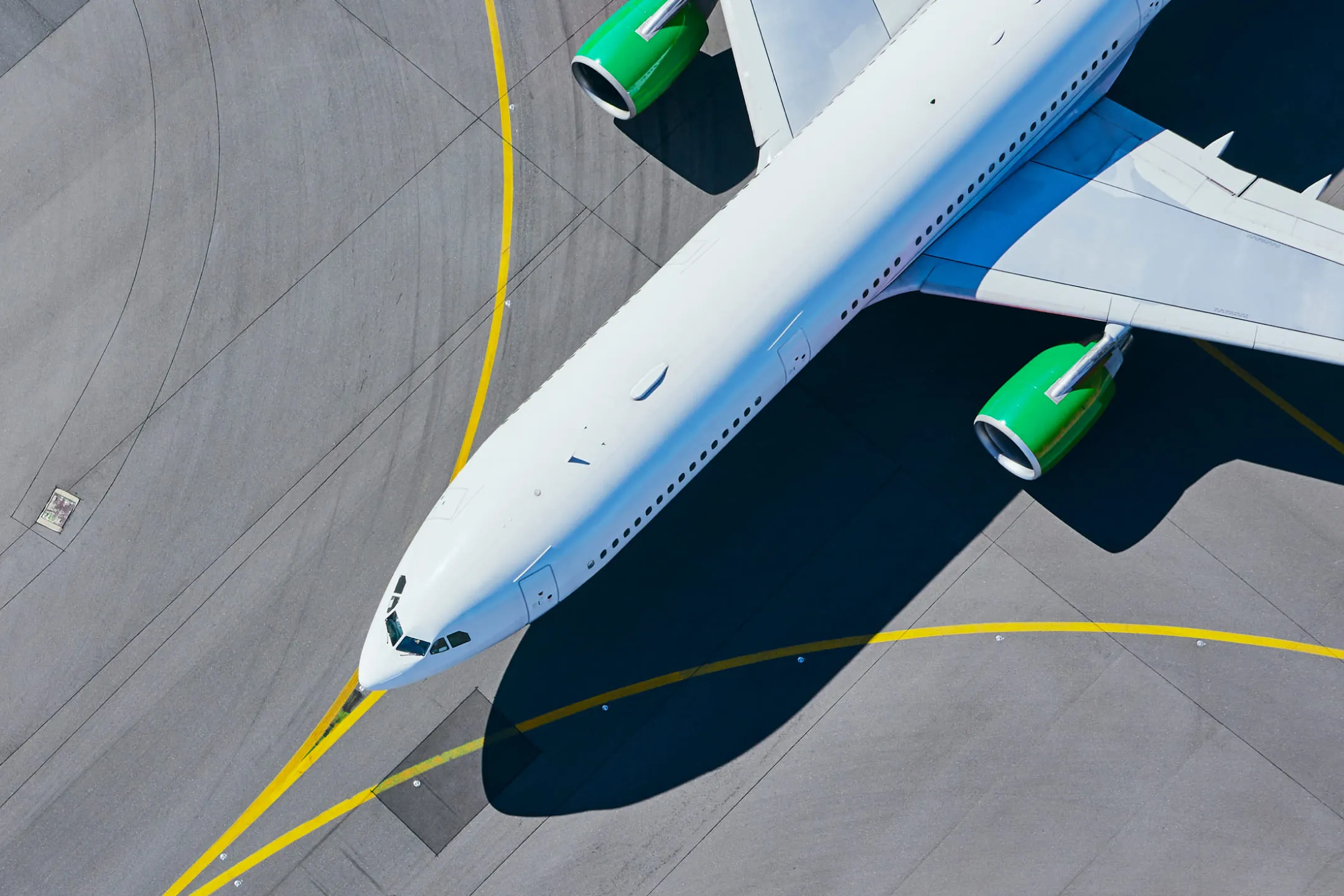 Самолет на линии взлета в аэропорту