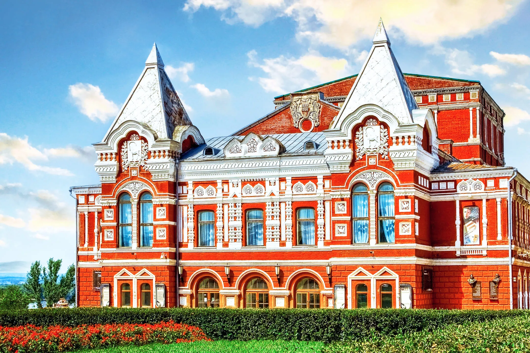 Расписной оранжевый дворец
