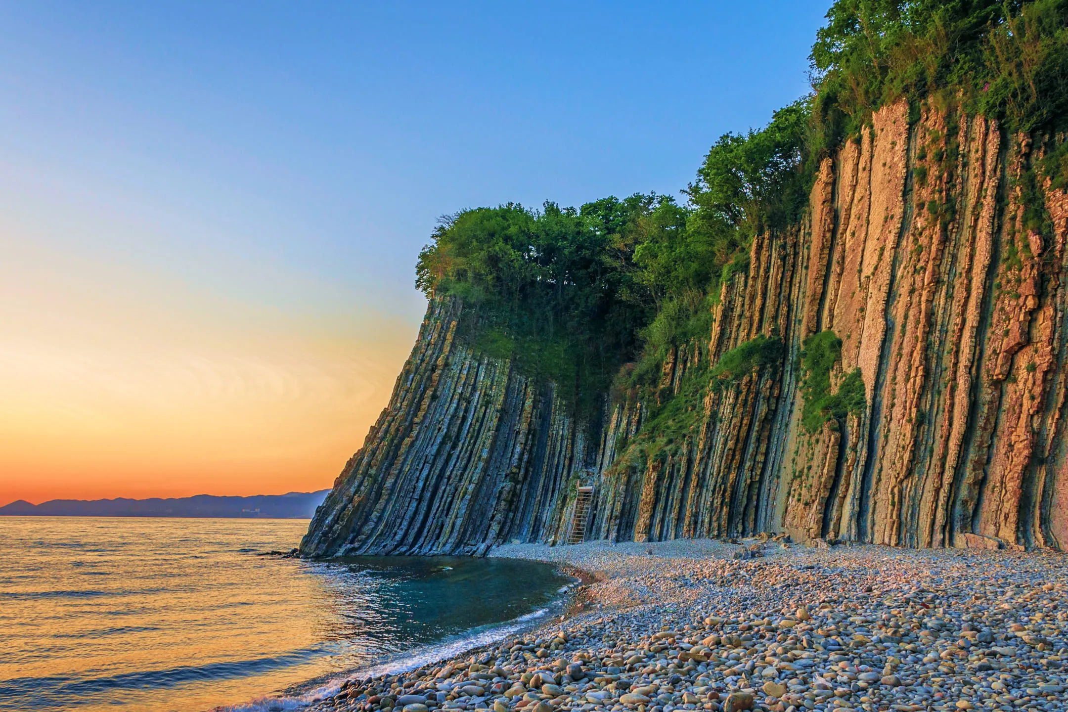 Каменный пляж около утеса