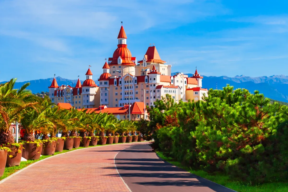 Отель в виде замка с башнями и красными крышами