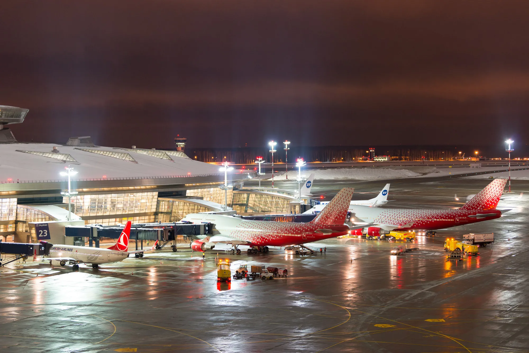 Где оставить машину возле аэропорта Внуково