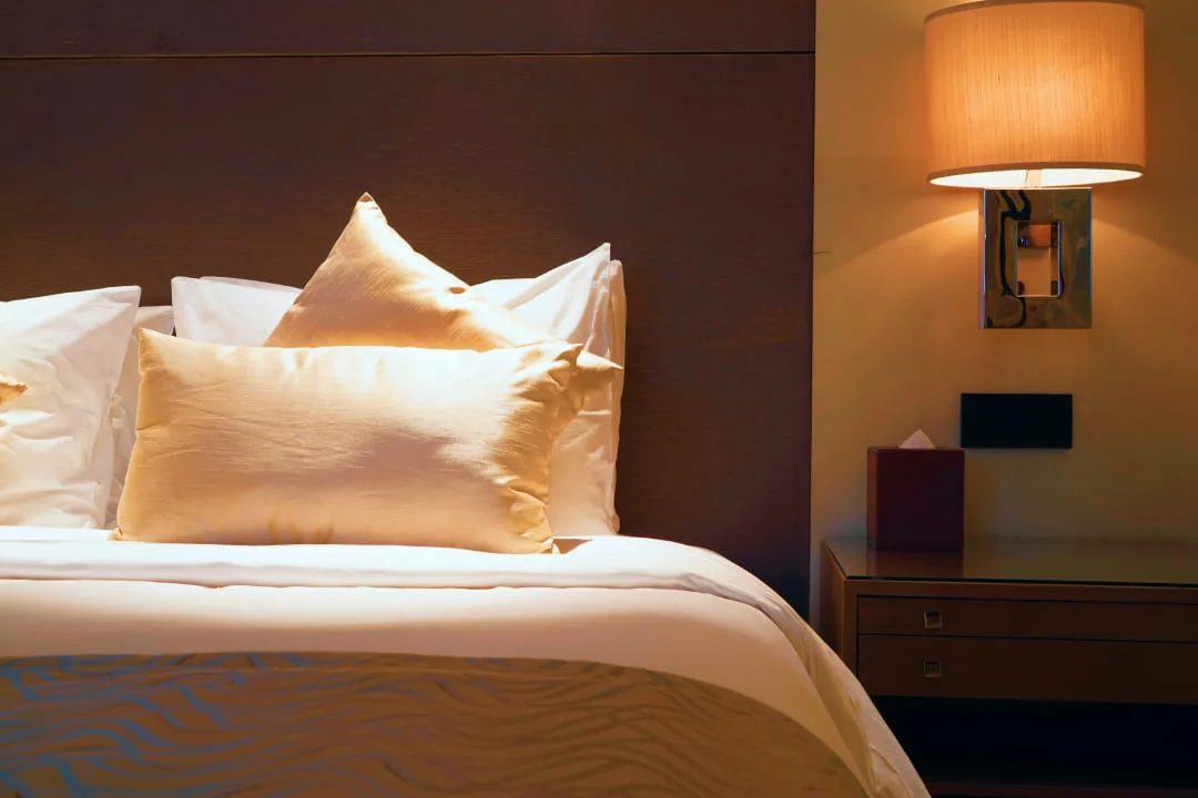 Включенная около кровати лампа