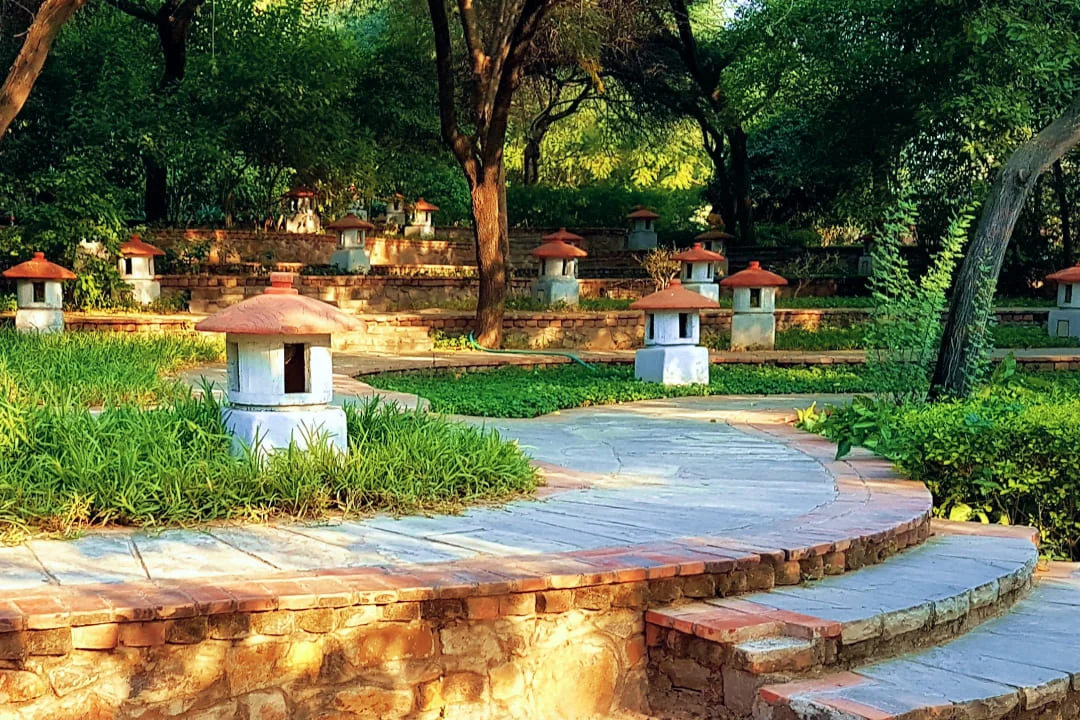 Ведущая к фонтану лесенка