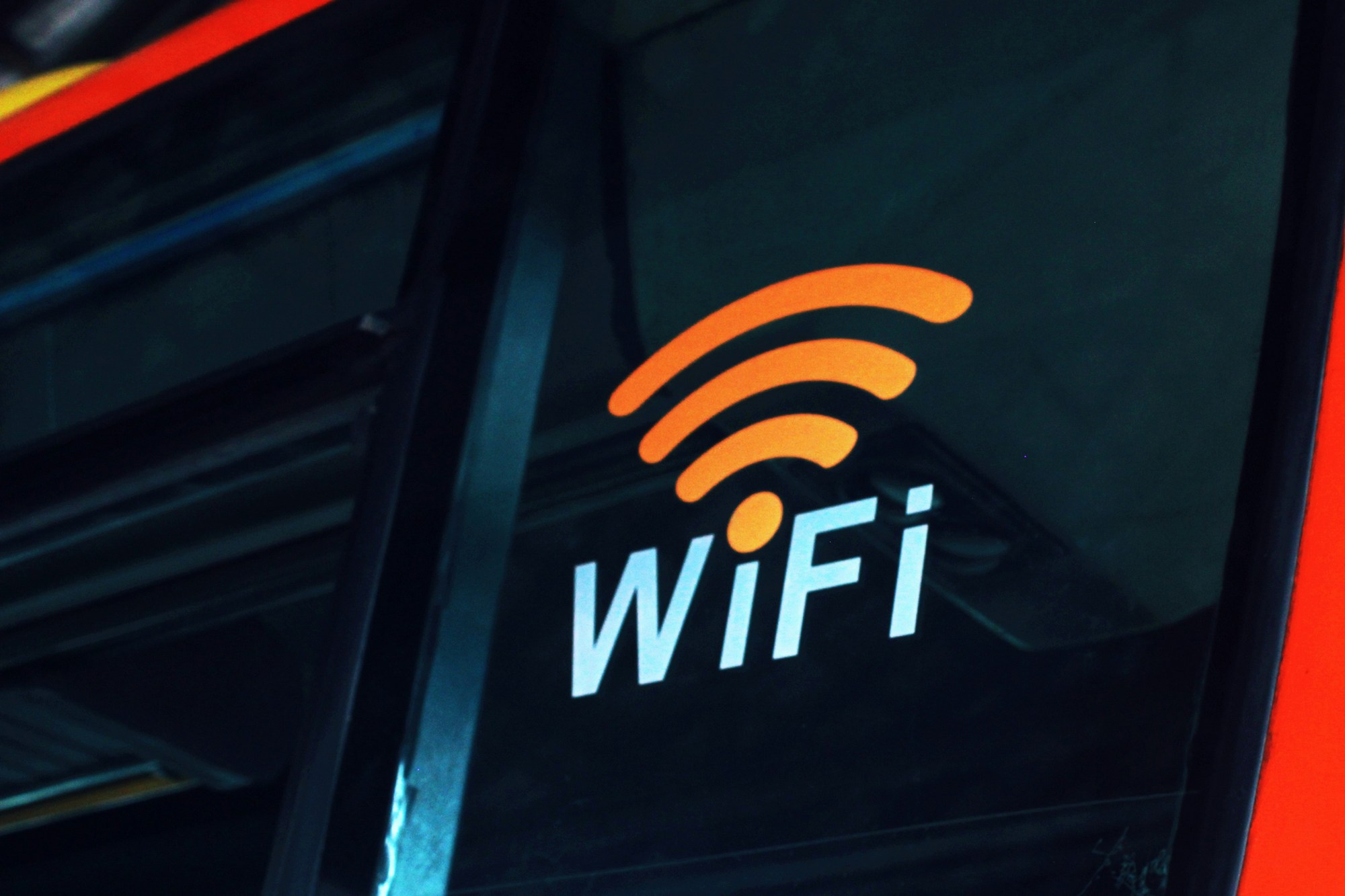 Кибербезопасность в пути: публичный Wi-Fi в аэропорту