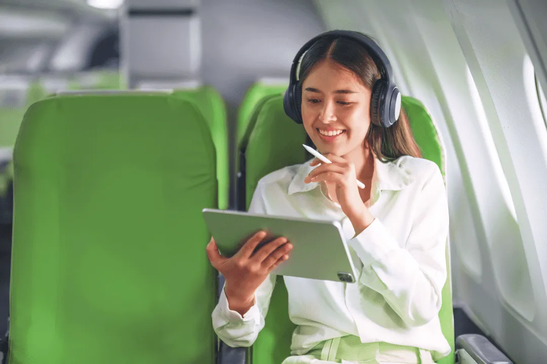Девушка работает на борту самолёта