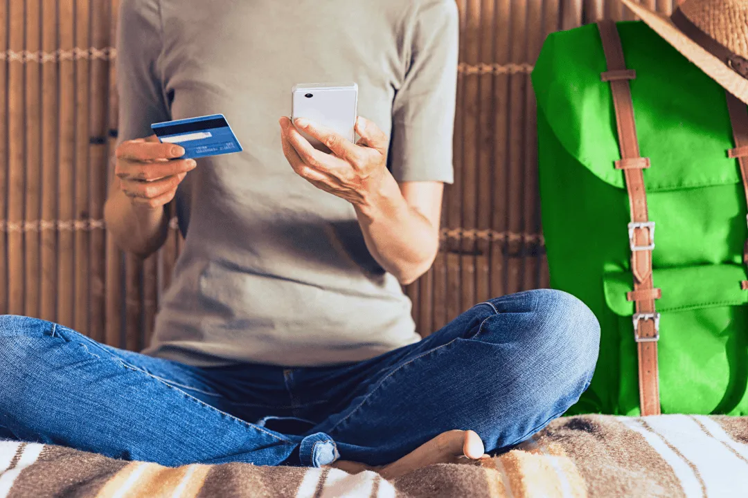 Девушка вводит данные карты на сайт