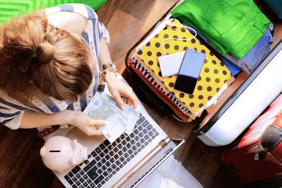 Девушка считает деньги перед путешествием