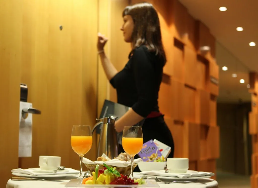 room service - обслуживание в номерах