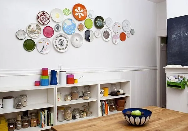 сувенирные тарелки на стене