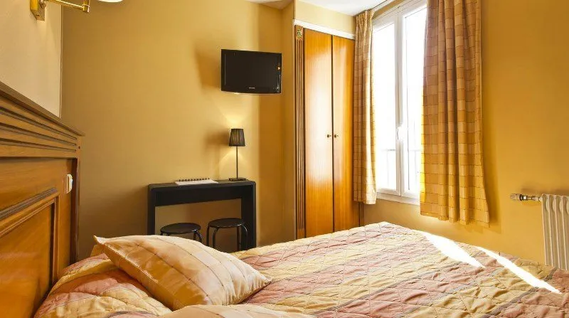 Маленькая комната в отеле в Париже