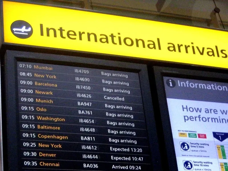 табло рейсов в аэропорту