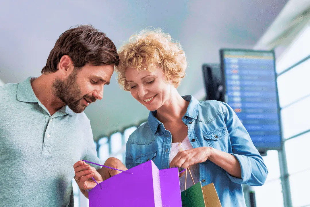 Пара проверяет покупки в пакете