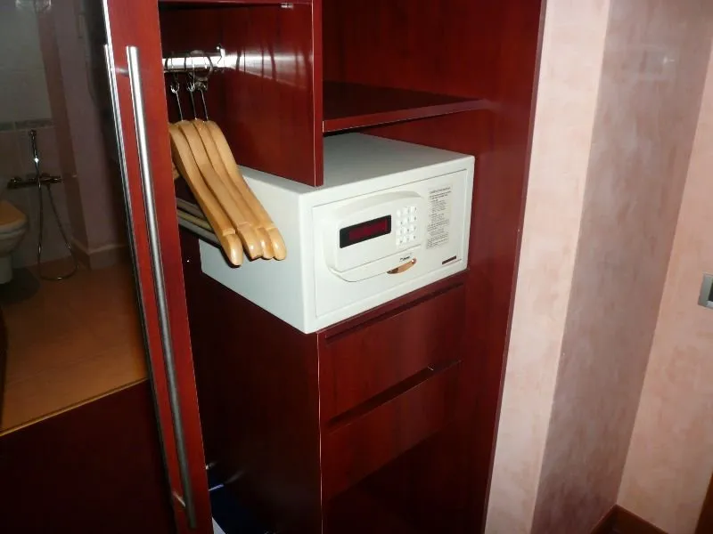 сейф в отеле в шкафу