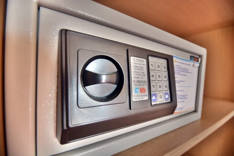 как пользоваться сейфом в отеле