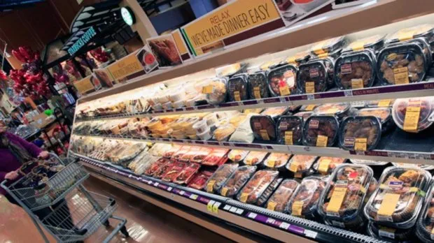 полка с полуфабрикатами в продуктовом магазине