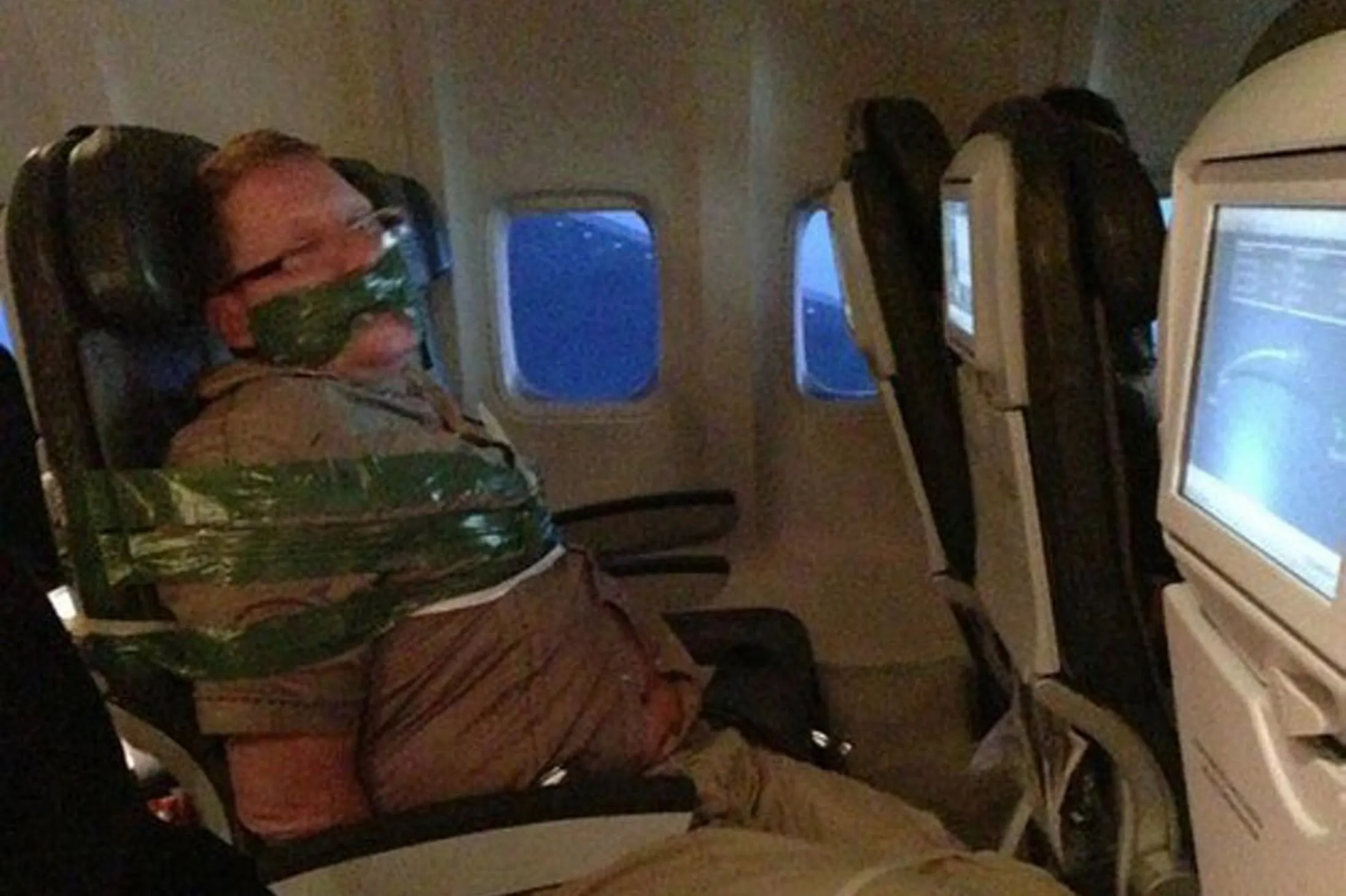 агрессивного пассажира связали на рейсе Islandair